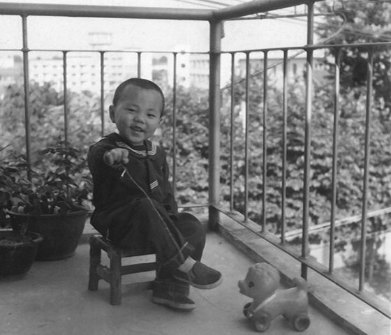 在阳台上玩耍（1985年）