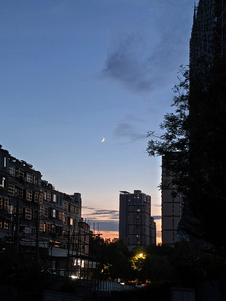 新月初升（20250826）
